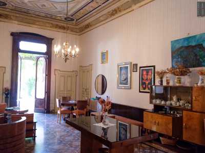 Ma � giunto il momento di visitare gli interni della residenza. Accediamo al salone principale per ritrovarci in un ambiente che pare sospeso nel tempo: i mobili d�epoca, le antiche porte a cornici dorate...